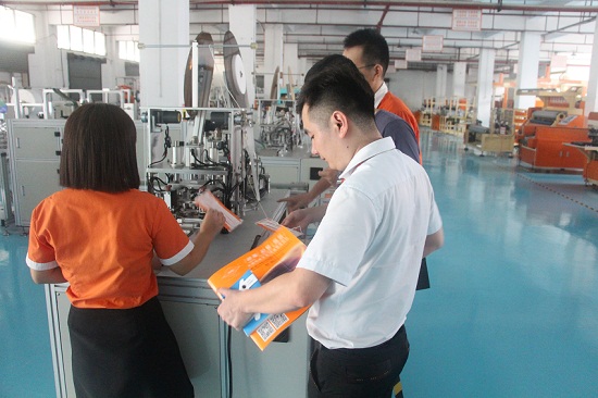 <a href='http://www.bu29.cn/xingyezixun/882.html' target='1' style='font-size:14px; font-weight:bold; color:#ff0000;'>杯型口罩機(jī)</a>